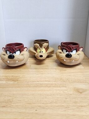 Vintahe Looney Tunes Taz and Coyote Plastic  Mugs Set - Brown/Tan